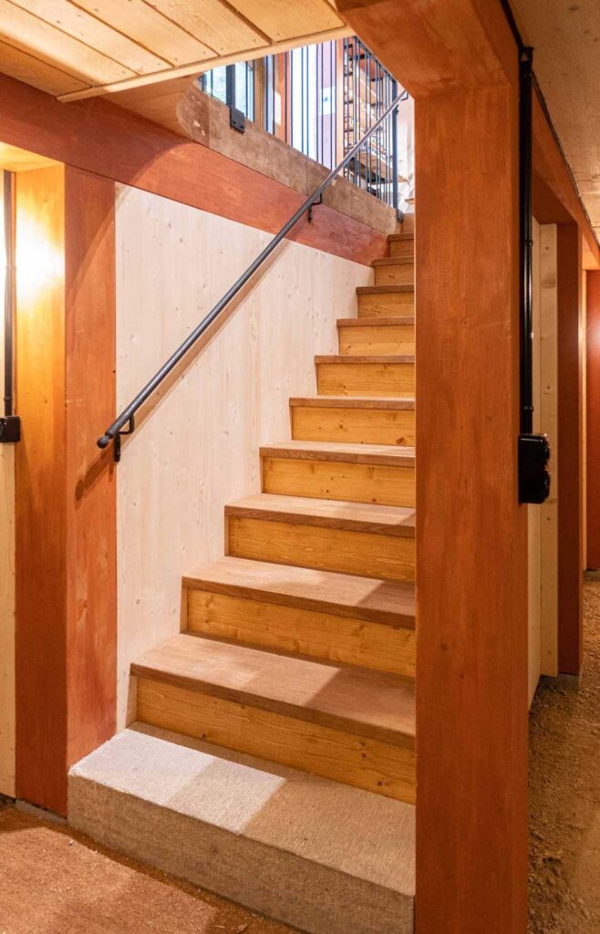 Healing Architecture: Farbe und Licht für Wohlbefinden - Treppe in Kellergeschoss in der Mühle