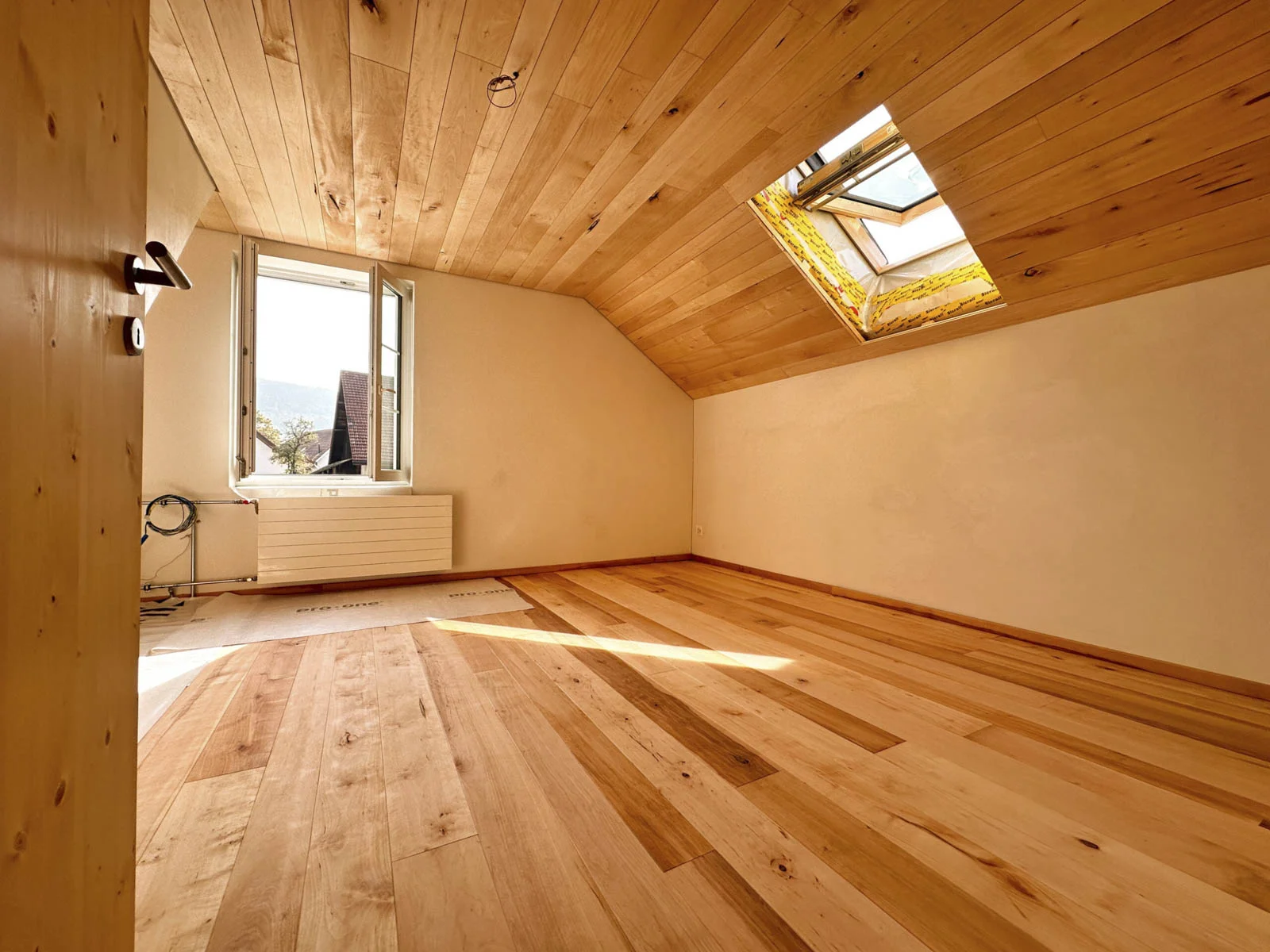 Dachzimmer mit Massivholz Boden und Decke
