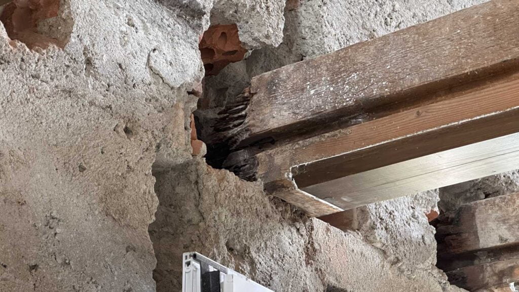 Morscher Balkenkopf der ersetzt werden muss
