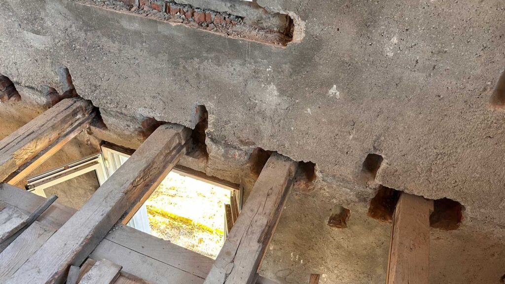 Balkenlage mit Balkenköpfen in der Aussenwand