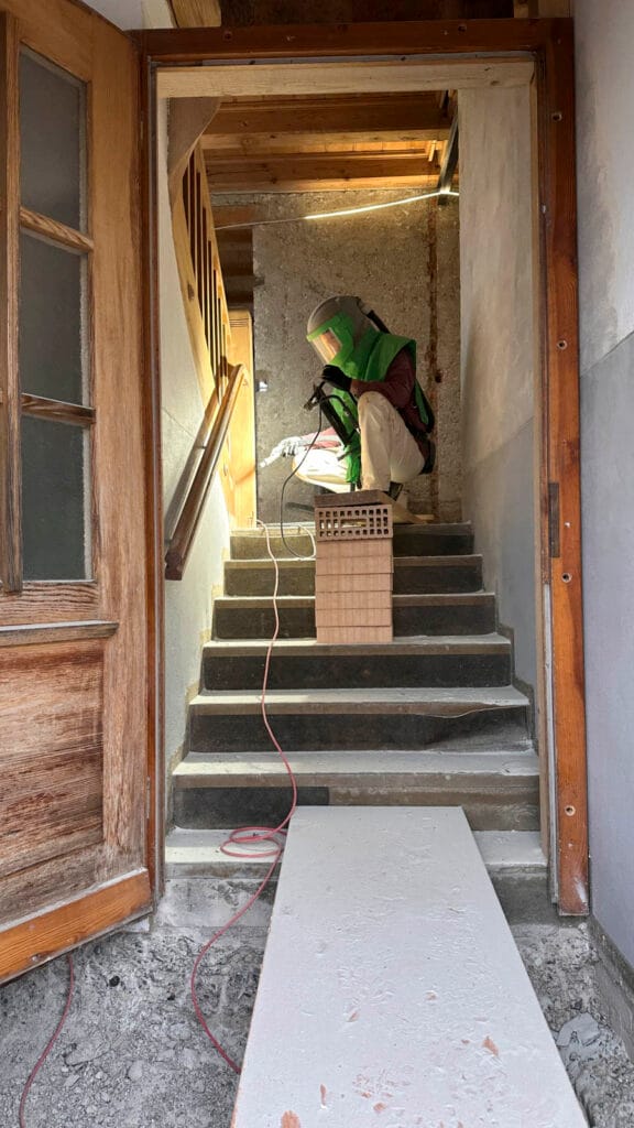Im alten Treppenhaus werden die Holzelemente gestrahlt.