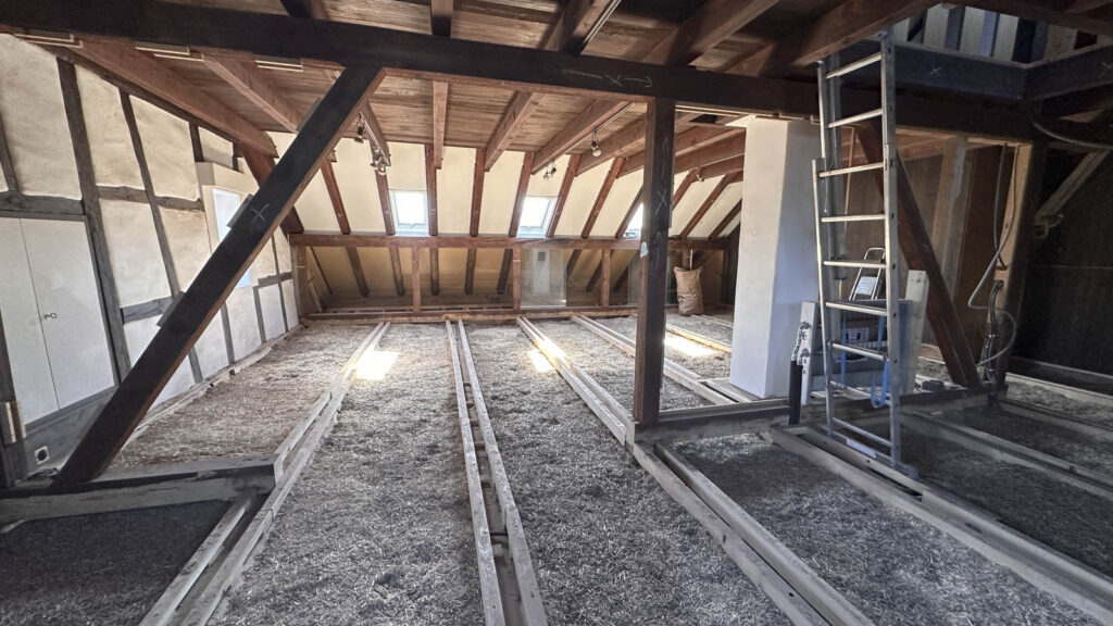 Die ganze Geschossdecke wurde zusätzlich mit Hanfkalk geschüttet für einen besseren Schallschutz zwischen den Wohnungen.