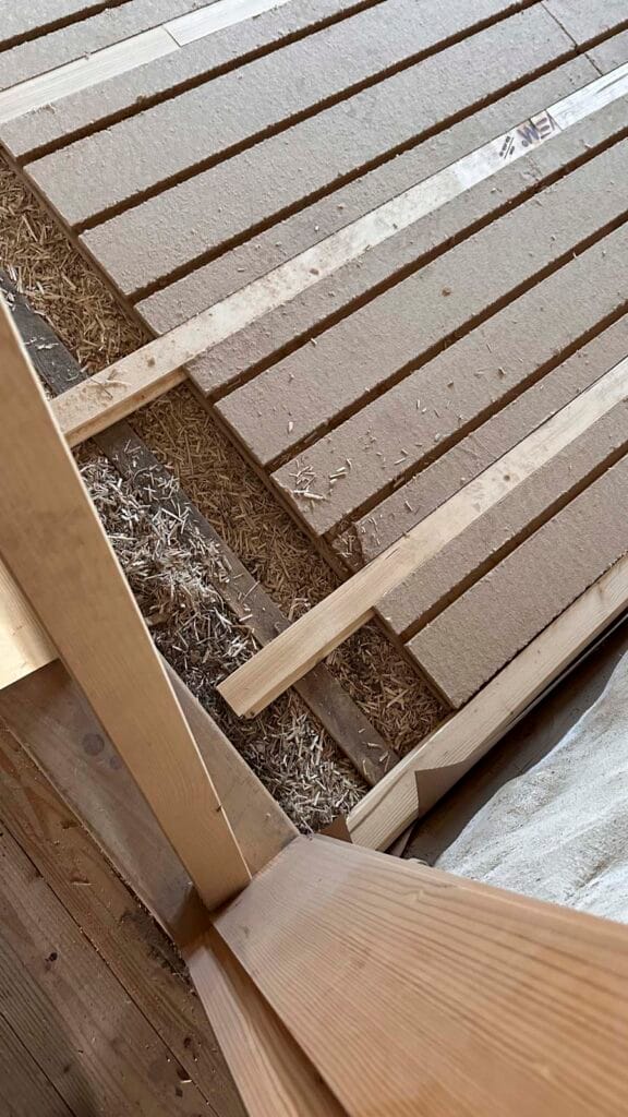 WEM-Bodenheizung, im Trockenbau. Darunter mit einer Hanfkalkschüttung gefüllt.