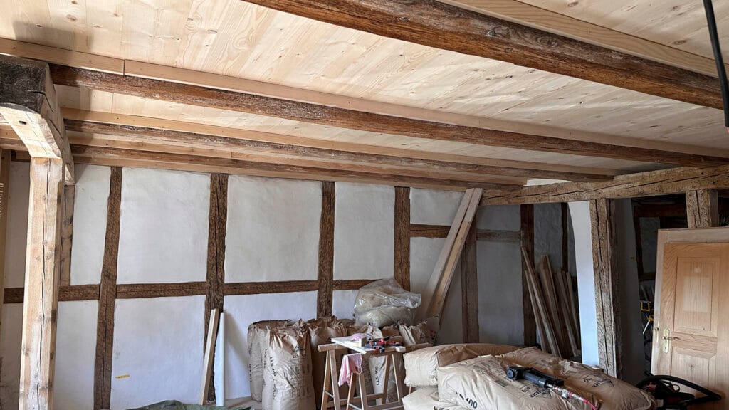 Neuer Schubboden, da der alte mit Holzschutzmitteln kontaminiert war.